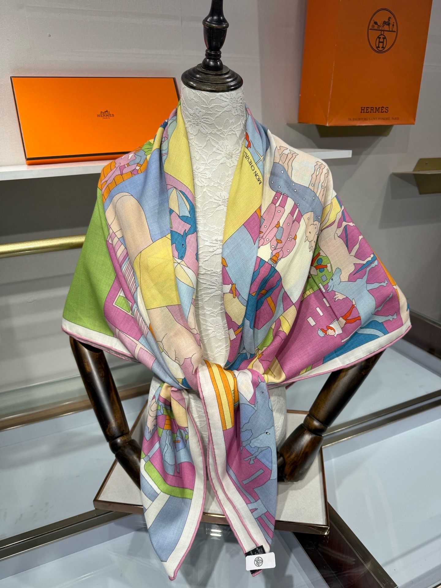 💟26年秋冬上新💞【双面同色丝绒方巾】手工卷边山羊绒和真丝混纺披肩（70%山羊绒，30%桑蚕丝） 这款披肩采用经典山羊绒