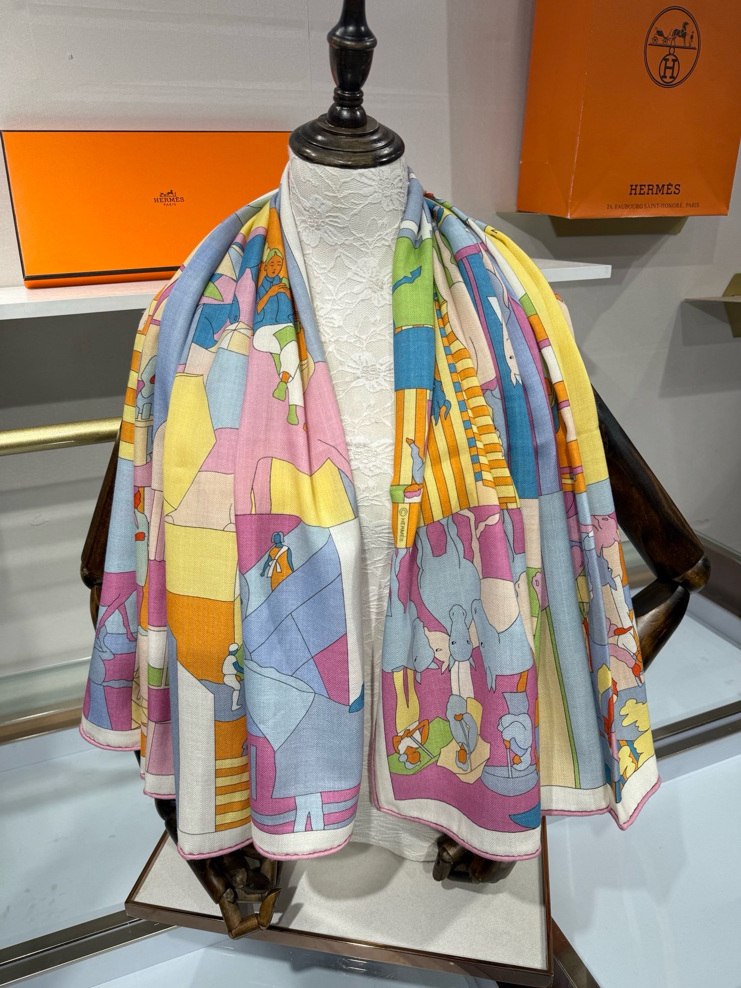 💟26年秋冬上新💞【双面同色丝绒方巾】手工卷边山羊绒和真丝混纺披肩（70%山羊绒，30%桑蚕丝） 这款披肩采用经典山羊绒
