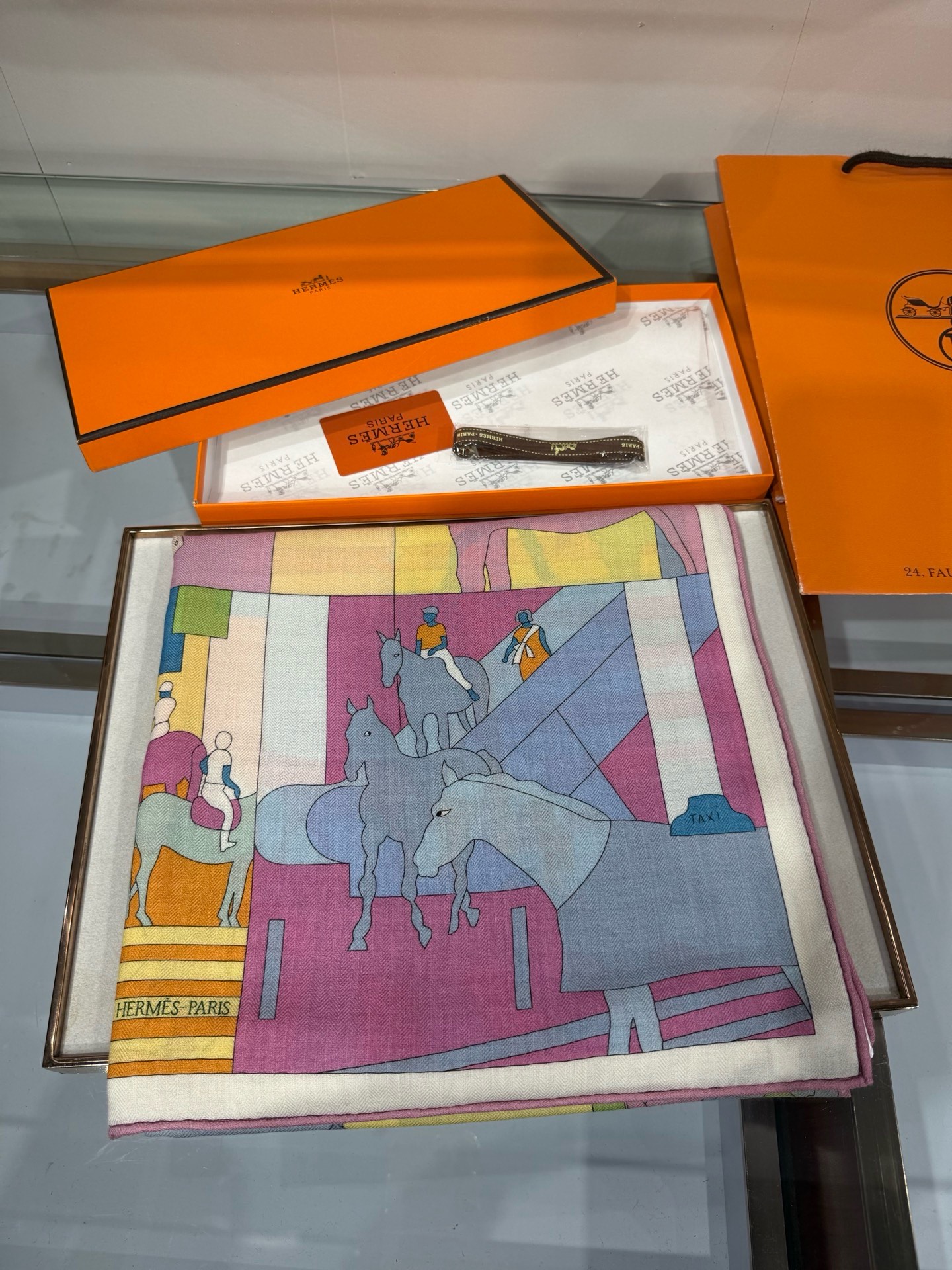 💟26年秋冬上新💞【双面同色丝绒方巾】手工卷边山羊绒和真丝混纺披肩（70%山羊绒，30%桑蚕丝） 这款披肩采用经典山羊绒