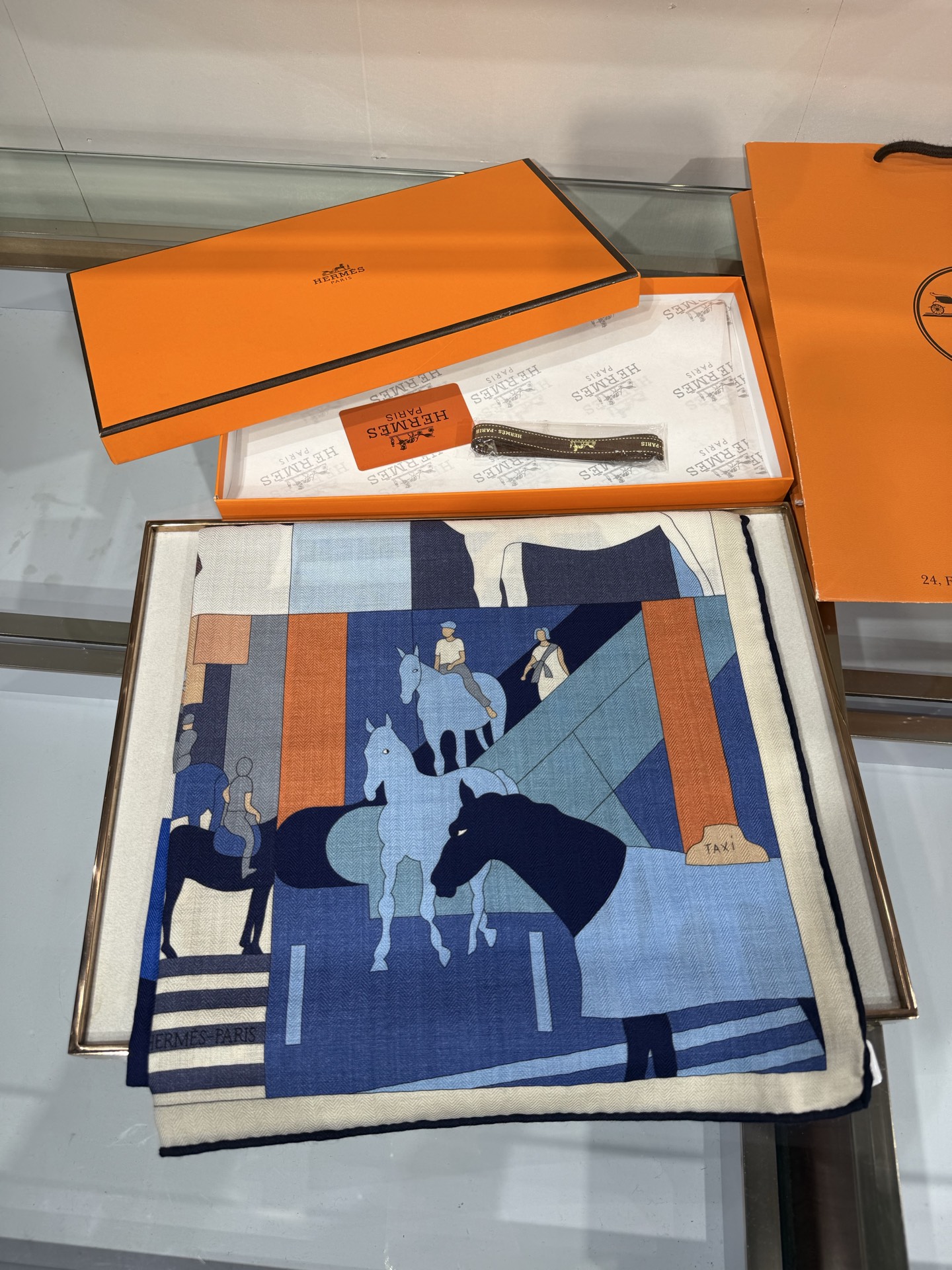 💟26年秋冬上新💞【双面同色丝绒方巾】手工卷边山羊绒和真丝混纺披肩（70%山羊绒，30%桑蚕丝） 这款披肩采用经典山羊绒