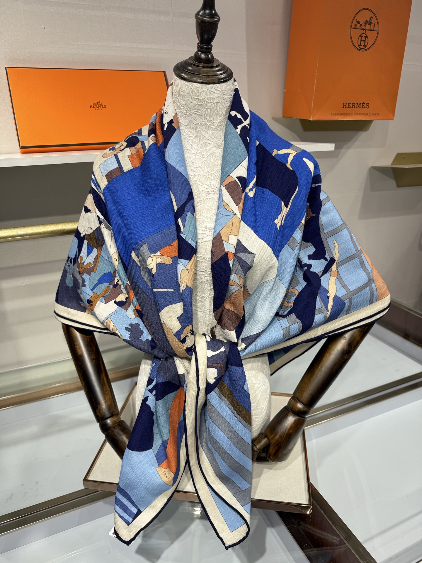 💟26年秋冬上新💞【双面同色丝绒方巾】手工卷边山羊绒和真丝混纺披肩（70%山羊绒，30%桑蚕丝） 这款披肩采用经典山羊绒