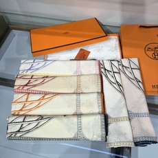 💟26年秋冬上新💞【双面同色丝绒方巾】手工卷边山羊绒和真丝混纺披肩(70%山羊绒,30%桑蚕丝) 这款披肩采用经典山羊绒 💟26年秋冬上新💞【双面同色丝绒方巾】手工卷边山羊绒和真丝混纺披肩(70%山羊绒,30%桑蚕丝) 这款披肩采用经典山羊绒