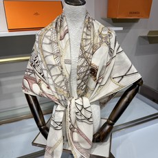 💟26年秋冬上新💞【双面同色丝绒方巾】手工卷边山羊绒和真丝混纺披肩(70%山羊绒,30%桑蚕丝) 这款披肩采用经典山羊绒 💟26年秋冬上新💞【双面同色丝绒方巾】手工卷边山羊绒和真丝混纺披肩(70%山羊绒,30%桑蚕丝) 这款披肩采用经典山羊绒