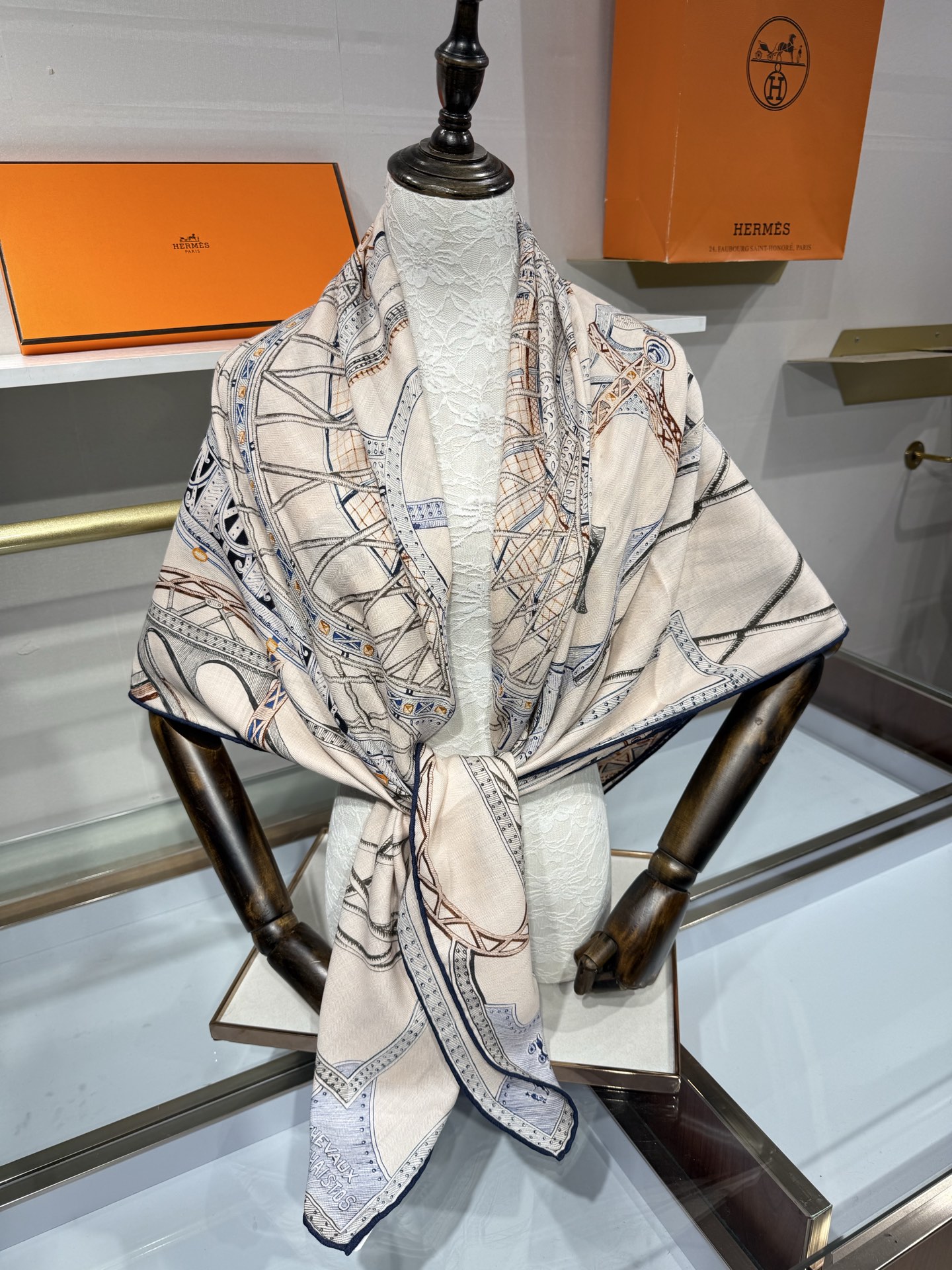 💟26年秋冬上新💞【双面同色丝绒方巾】手工卷边山羊绒和真丝混纺披肩（70%山羊绒，30%桑蚕丝） 这款披肩采用经典山羊绒
