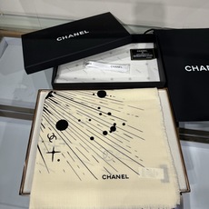 CHANEL 26S 宇宙星辰羊绒大披肩 宇宙星辰/日月星空,黑底米白印花,星球、星芒、流星射线,散落多处双C标识,70 CHANEL 26S 宇宙星辰羊绒大披肩 宇宙星辰/日月星空,黑底米白印花,星球、星芒、流星射线,散落多处双C标识,70