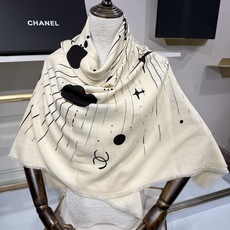 CHANEL 26S 宇宙星辰羊绒大披肩 宇宙星辰/日月星空,黑底米白印花,星球、星芒、流星射线,散落多处双C标识,70 CHANEL 26S 宇宙星辰羊绒大披肩 宇宙星辰/日月星空,黑底米白印花,星球、星芒、流星射线,散落多处双C标识,70