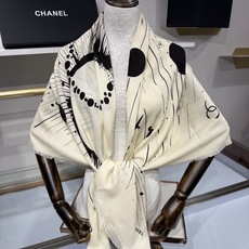 CHANEL 26S 宇宙星辰羊绒大披肩 宇宙星辰/日月星空,黑底米白印花,星球、星芒、流星射线,散落多处双C标识,70 CHANEL 26S 宇宙星辰羊绒大披肩 宇宙星辰/日月星空,黑底米白印花,星球、星芒、流星射线,散落多处双C标识,70