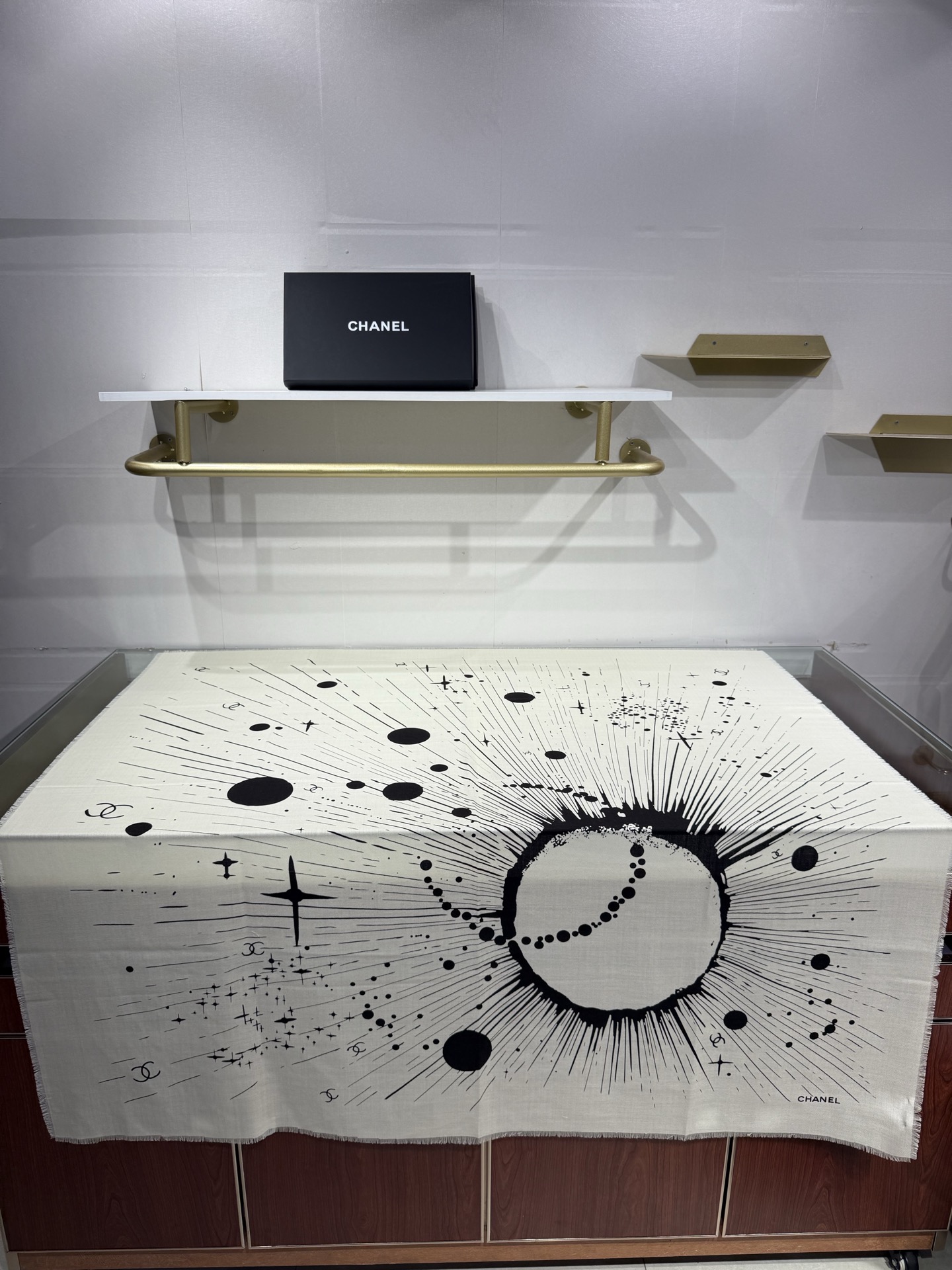 CHANEL 26S 宇宙星辰羊绒大披肩 宇宙星辰/日月星空,黑底米白印花,星球、星芒、流星射线,散落多处双C标识,70 CHANEL 26S 宇宙星辰羊绒大披肩 宇宙星辰/日月星空,黑底米白印花,星球、星芒、流星射线,散落多处双C标识,70