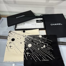 CHANEL 26S 宇宙星辰羊绒大披肩 宇宙星辰/日月星空,黑底米白印花,星球、星芒、流星射线,散落多处双C标识,70 CHANEL 26S 宇宙星辰羊绒大披肩 宇宙星辰/日月星空,黑底米白印花,星球、星芒、流星射线,散落多处双C标识,70