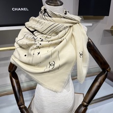 CHANEL 26S 宇宙星辰羊绒大披肩 宇宙星辰/日月星空,黑底米白印花,星球、星芒、流星射线,散落多处双C标识,70 CHANEL 26S 宇宙星辰羊绒大披肩 宇宙星辰/日月星空,黑底米白印花,星球、星芒、流星射线,散落多处双C标识,70
