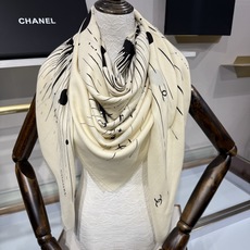 CHANEL 26S 宇宙星辰羊绒大披肩 宇宙星辰/日月星空,黑底米白印花,星球、星芒、流星射线,散落多处双C标识,70 CHANEL 26S 宇宙星辰羊绒大披肩 宇宙星辰/日月星空,黑底米白印花,星球、星芒、流星射线,散落多处双C标识,70