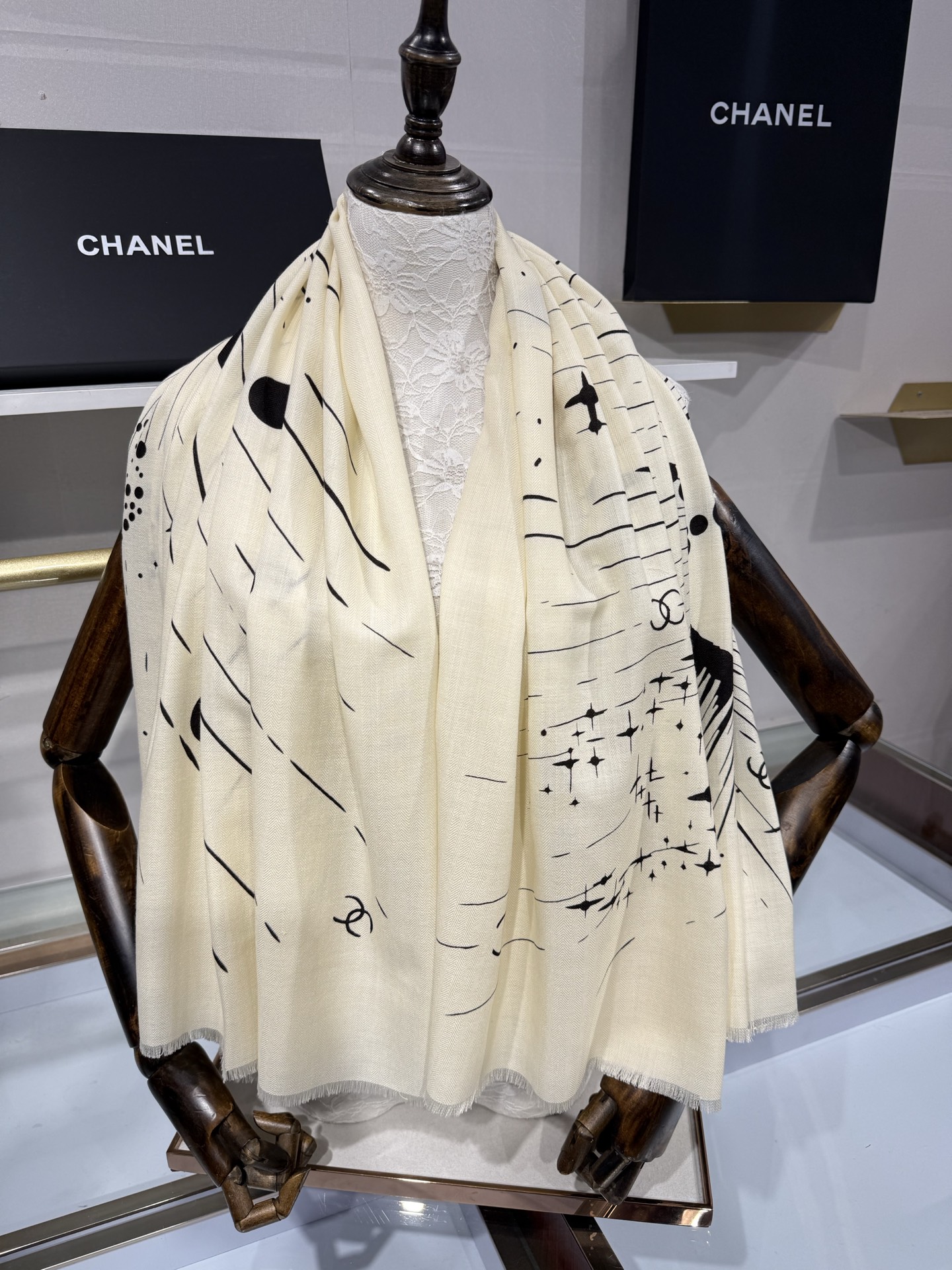 CHANEL 26S 宇宙星辰羊绒大披肩 宇宙星辰/日月星空,黑底米白印花,星球、星芒、流星射线,散落多处双C标识,70 CHANEL 26S 宇宙星辰羊绒大披肩 宇宙星辰/日月星空,黑底米白印花,星球、星芒、流星射线,散落多处双C标识,70