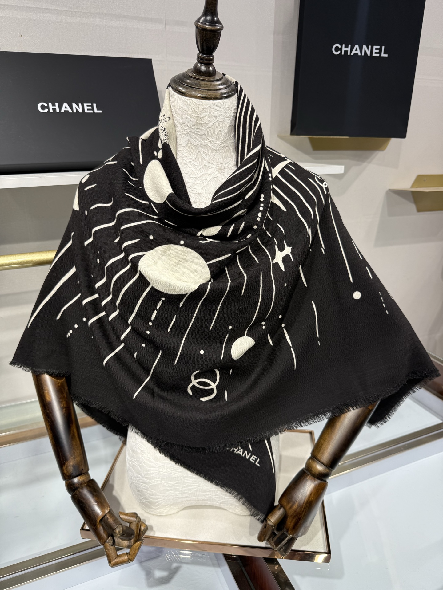 CHANEL 26S 宇宙星辰羊绒大披肩 宇宙星辰/日月星空，黑底米白印花，星球、星芒、流星射线，散落多处双C标识，70