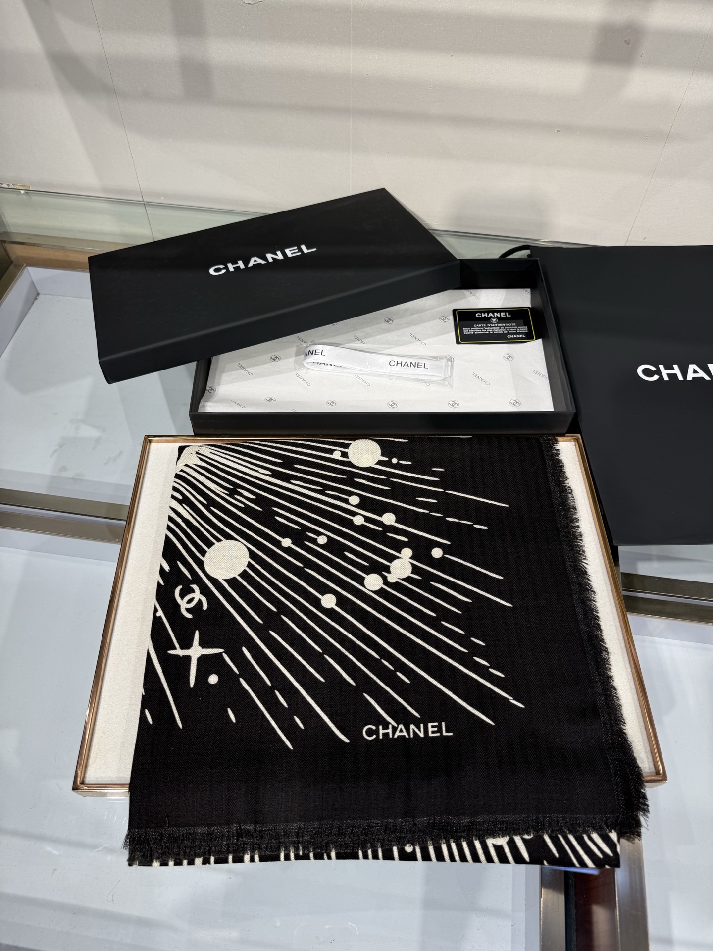 CHANEL 26S 宇宙星辰羊绒大披肩 宇宙星辰/日月星空，黑底米白印花，星球、星芒、流星射线，散落多处双C标识，70