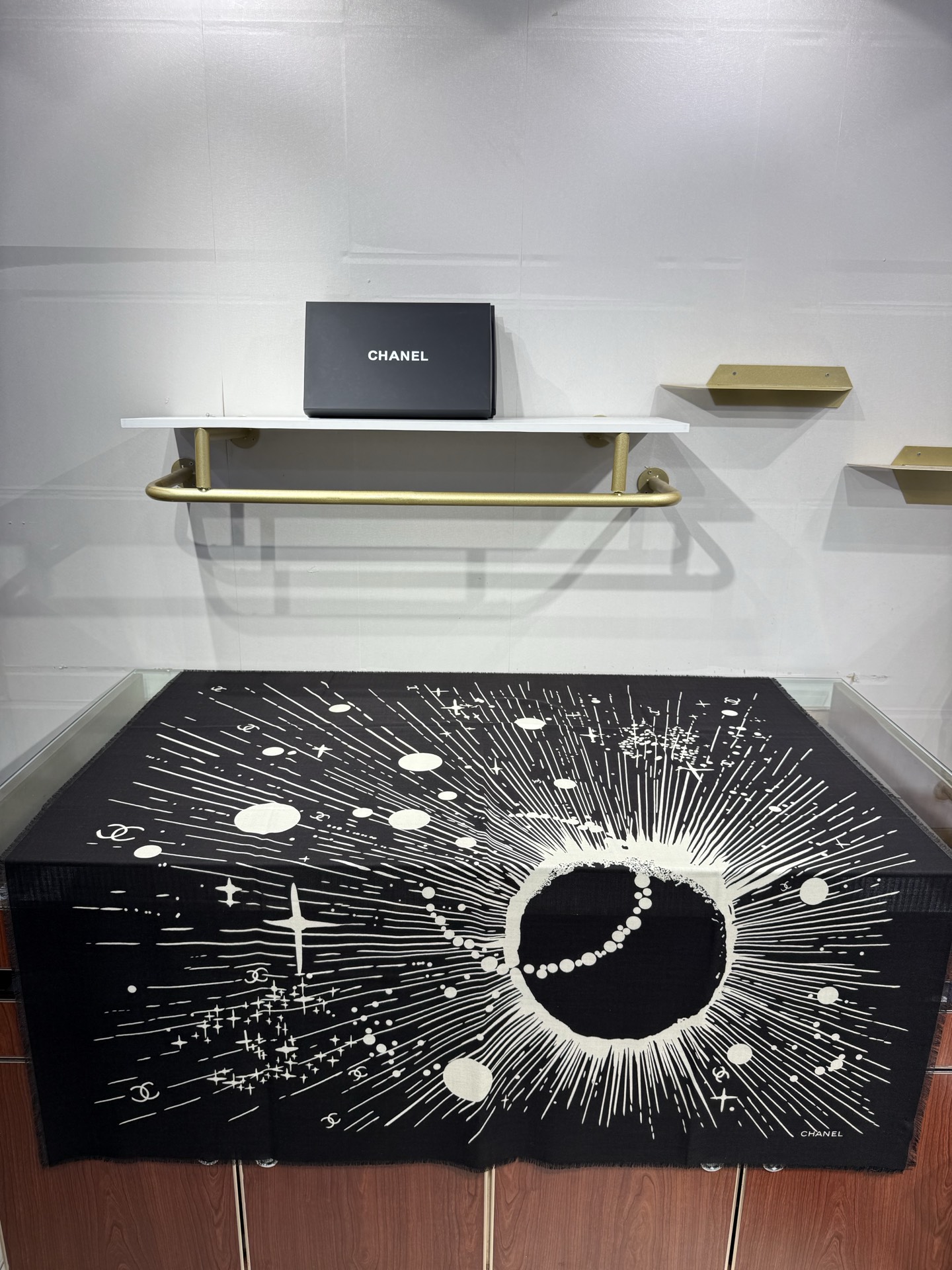 CHANEL 26S 宇宙星辰羊绒大披肩 宇宙星辰/日月星空，黑底米白印花，星球、星芒、流星射线，散落多处双C标识，70