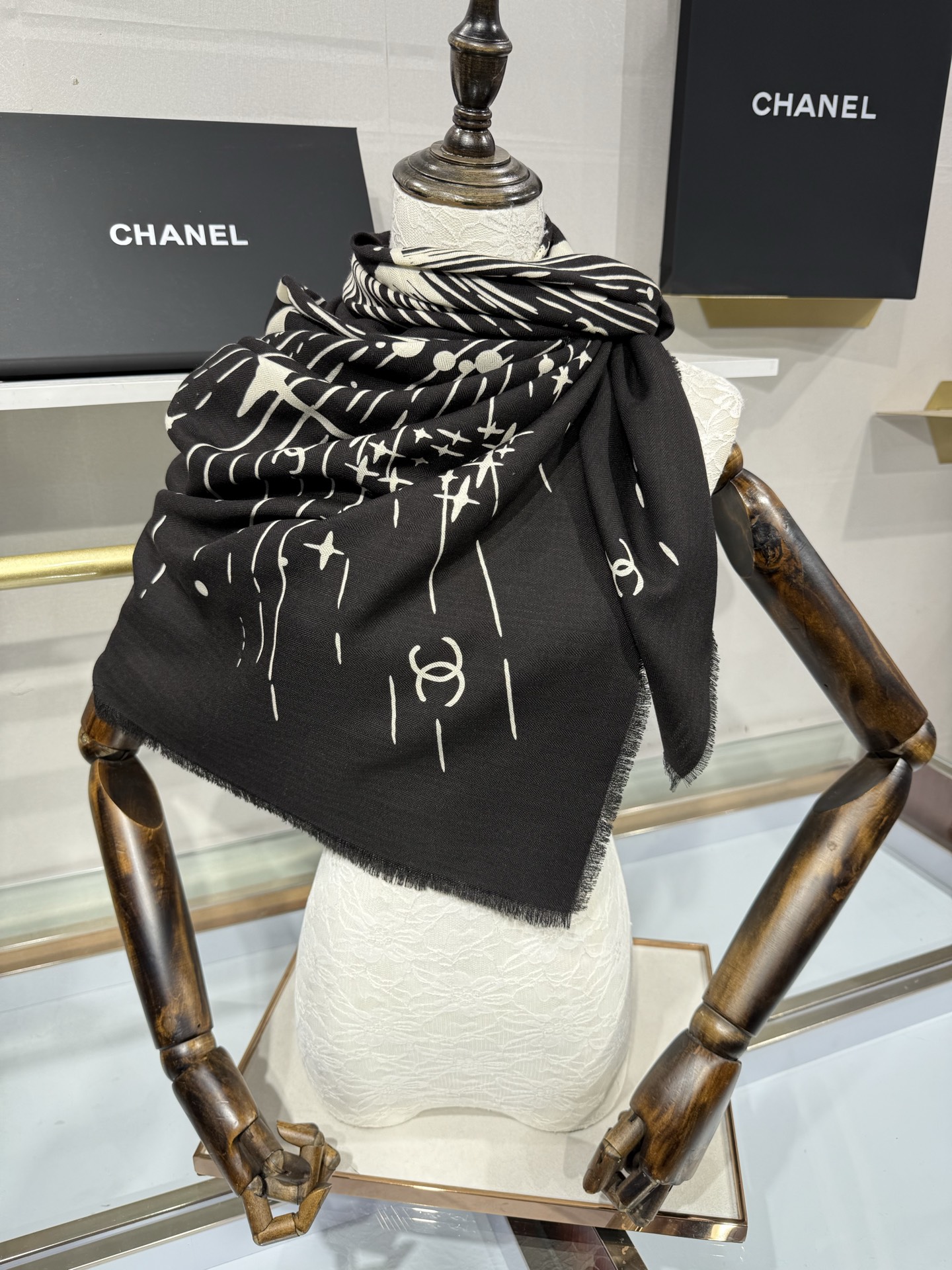 CHANEL 26S 宇宙星辰羊绒大披肩 宇宙星辰/日月星空，黑底米白印花，星球、星芒、流星射线，散落多处双C标识，70