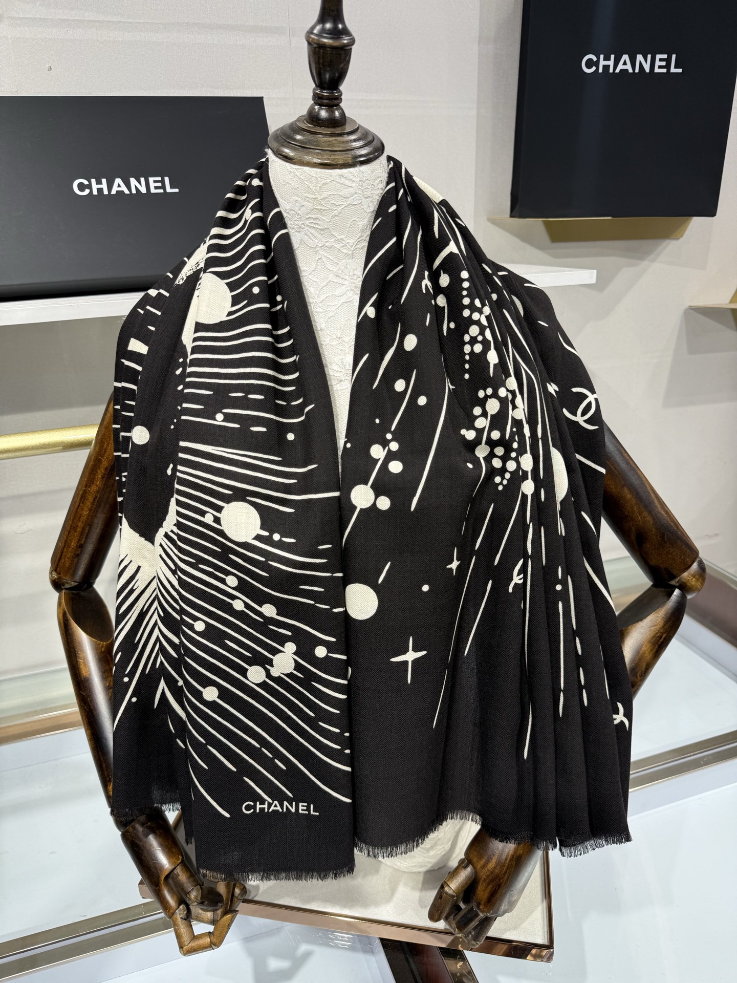 CHANEL 26S 宇宙星辰羊绒大披肩 宇宙星辰/日月星空，黑底米白印花，星球、星芒、流星射线，散落多处双C标识，70
