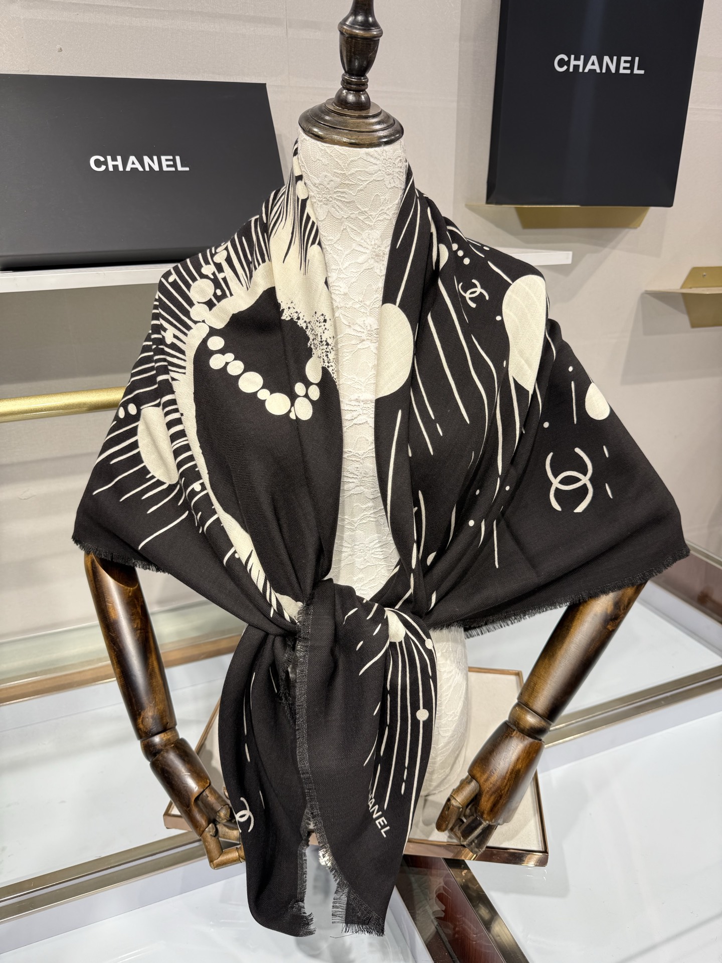 CHANEL 26S 宇宙星辰羊绒大披肩 宇宙星辰/日月星空，黑底米白印花，星球、星芒、流星射线，散落多处双C标识，70