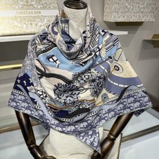 🆕 26年秋冬新款上新💞【双面同色丝绒方巾】手工卷边山羊绒和真丝混纺披肩(70%山羊绒,30%桑蚕丝) 这款披肩采用经 🆕 26年秋冬新款上新💞【双面同色丝绒方巾】手工卷边山羊绒和真丝混纺披肩(70%山羊绒,30%桑蚕丝) 这款披肩采用经