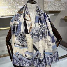 🆕 26年秋冬新款上新💞【双面同色丝绒方巾】手工卷边山羊绒和真丝混纺披肩(70%山羊绒,30%桑蚕丝) 这款披肩采用经 🆕 26年秋冬新款上新💞【双面同色丝绒方巾】手工卷边山羊绒和真丝混纺披肩(70%山羊绒,30%桑蚕丝) 这款披肩采用经