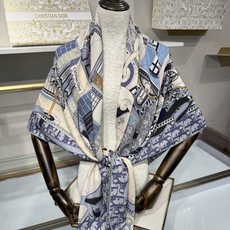 🆕 26年秋冬新款上新💞【双面同色丝绒方巾】手工卷边山羊绒和真丝混纺披肩(70%山羊绒,30%桑蚕丝) 这款披肩采用经 🆕 26年秋冬新款上新💞【双面同色丝绒方巾】手工卷边山羊绒和真丝混纺披肩(70%山羊绒,30%桑蚕丝) 这款披肩采用经