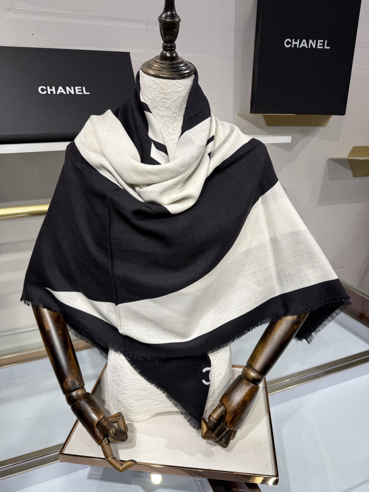 💟💕上新🆕✨✨【CHANEL须边双面同色140丝羊绒披肩】26b秋冬新款🖤🤍 高级感黑白几何美学 极简即是高级 利落线条 💟💕上新🆕✨✨【CHANEL须边双面同色140丝羊绒披肩】26b秋冬新款🖤🤍 高级感黑白几何美学 极简即是高级 利落线条