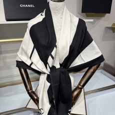 💟💕上新🆕✨✨【CHANEL须边双面同色140丝羊绒披肩】26b秋冬新款🖤🤍 高级感黑白几何美学 极简即是高级 利落线条 💟💕上新🆕✨✨【CHANEL须边双面同色140丝羊绒披肩】26b秋冬新款🖤🤍 高级感黑白几何美学 极简即是高级 利落线条