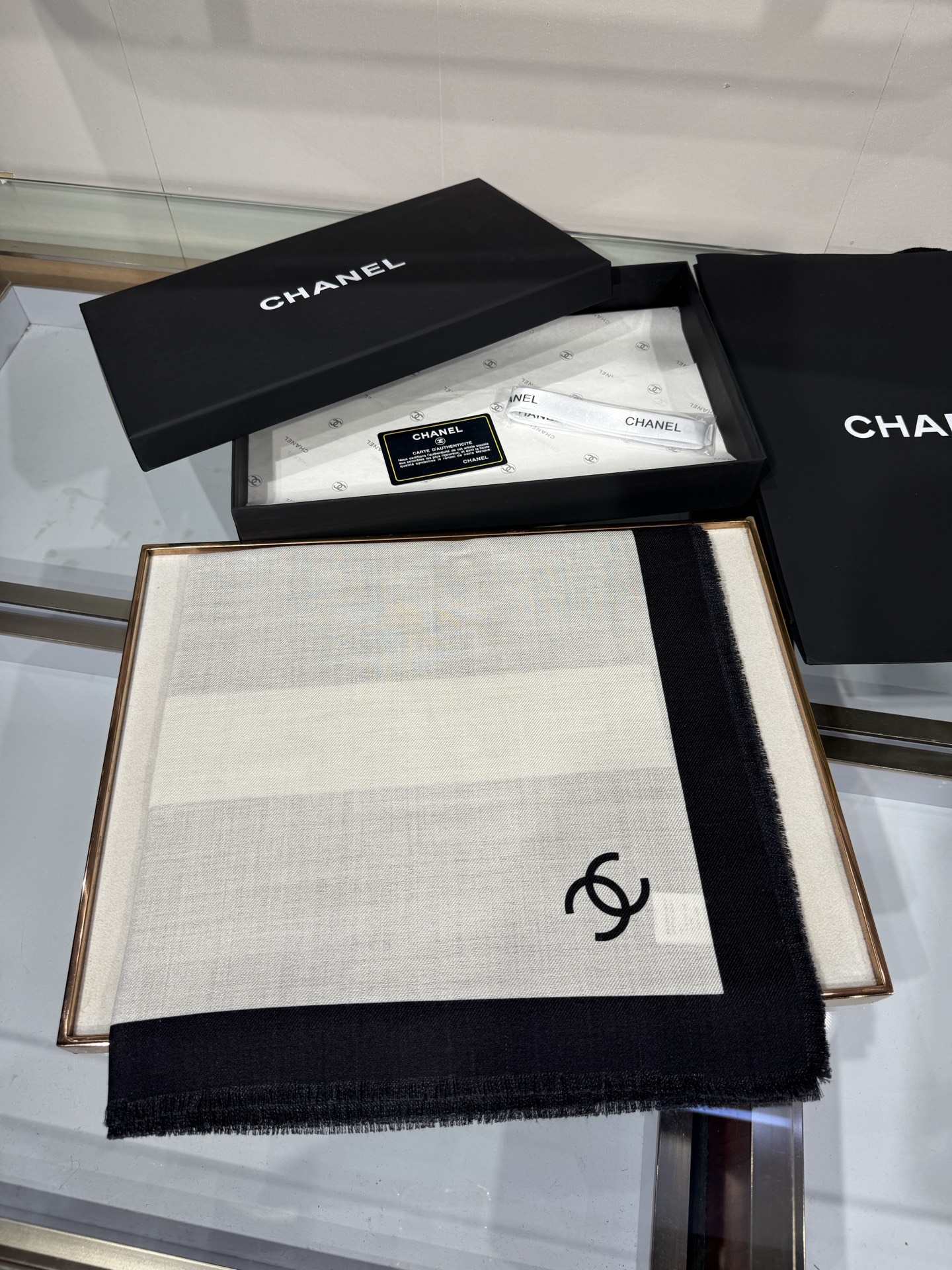 💟💕上新🆕✨✨【CHANEL须边双面同色140丝羊绒披肩】26b秋冬新款🖤🤍 高级感黑白几何美学 极简即是高级 利落线条