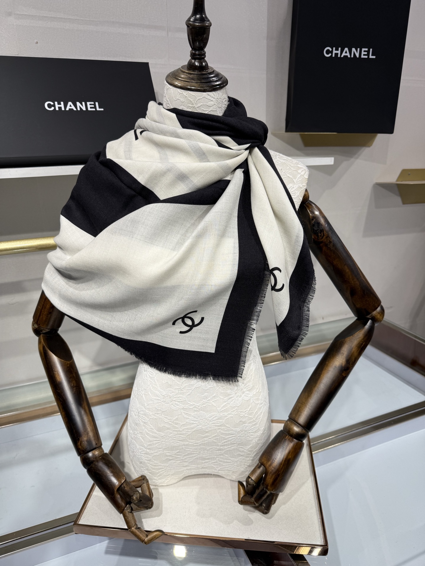 💟💕上新🆕✨✨【CHANEL须边双面同色140丝羊绒披肩】26b秋冬新款🖤🤍 高级感黑白几何美学 极简即是高级 利落线条 💟💕上新🆕✨✨【CHANEL须边双面同色140丝羊绒披肩】26b秋冬新款🖤🤍 高级感黑白几何美学 极简即是高级 利落线条