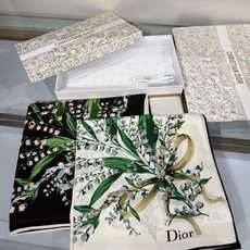26年秋冬新品这款140丝绒披肩采用了Dior标志性的铃兰(Lily of the Valley)印花,白底绿叶搭配金色 26年秋冬新品这款140丝绒披肩采用了Dior标志性的铃兰(Lily of the Valley)印花,白底绿叶搭配金色