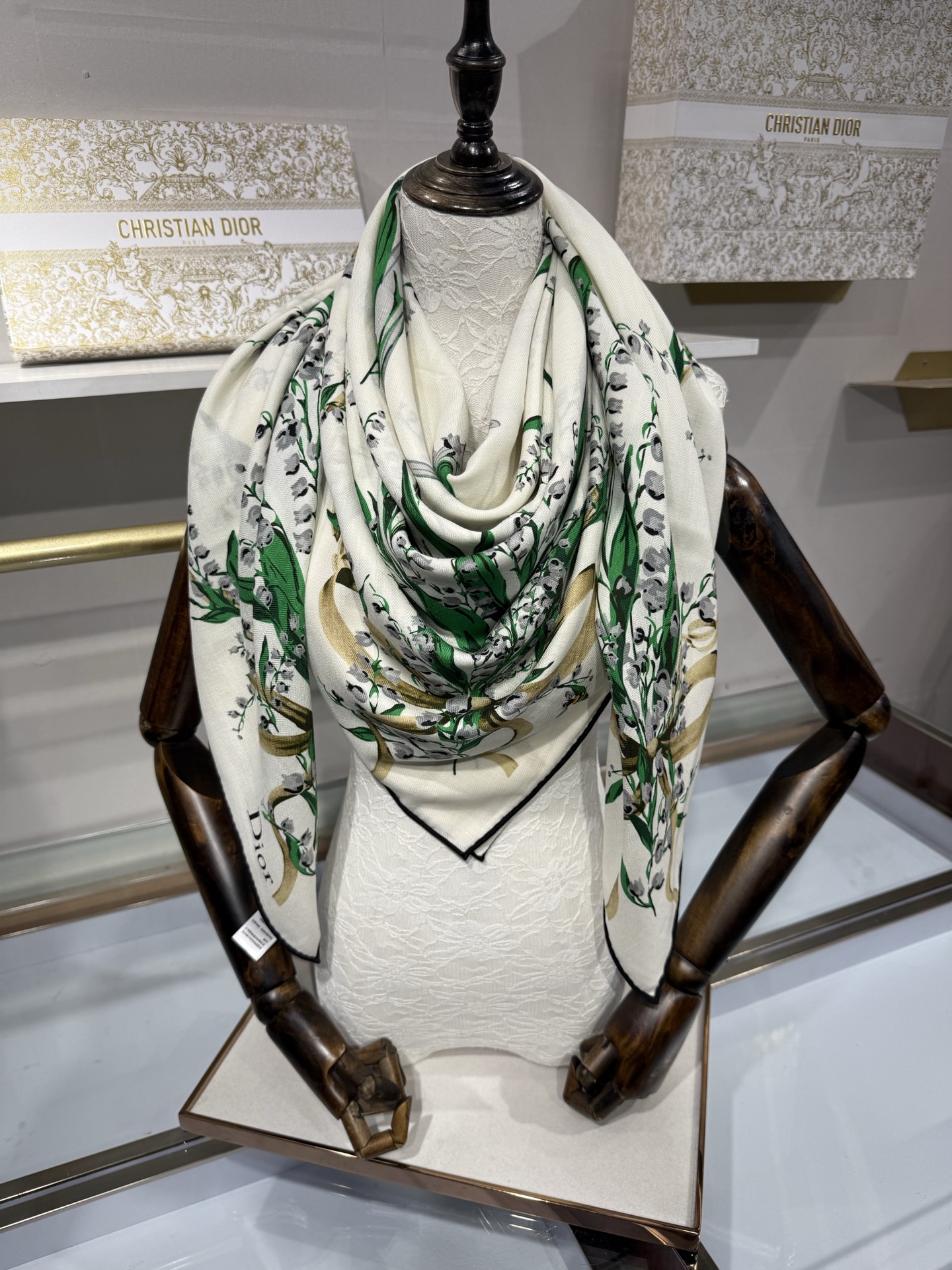 26年秋冬新品这款140丝绒披肩采用了Dior标志性的铃兰（Lily of the Valley）印花，白底绿叶搭配金色
