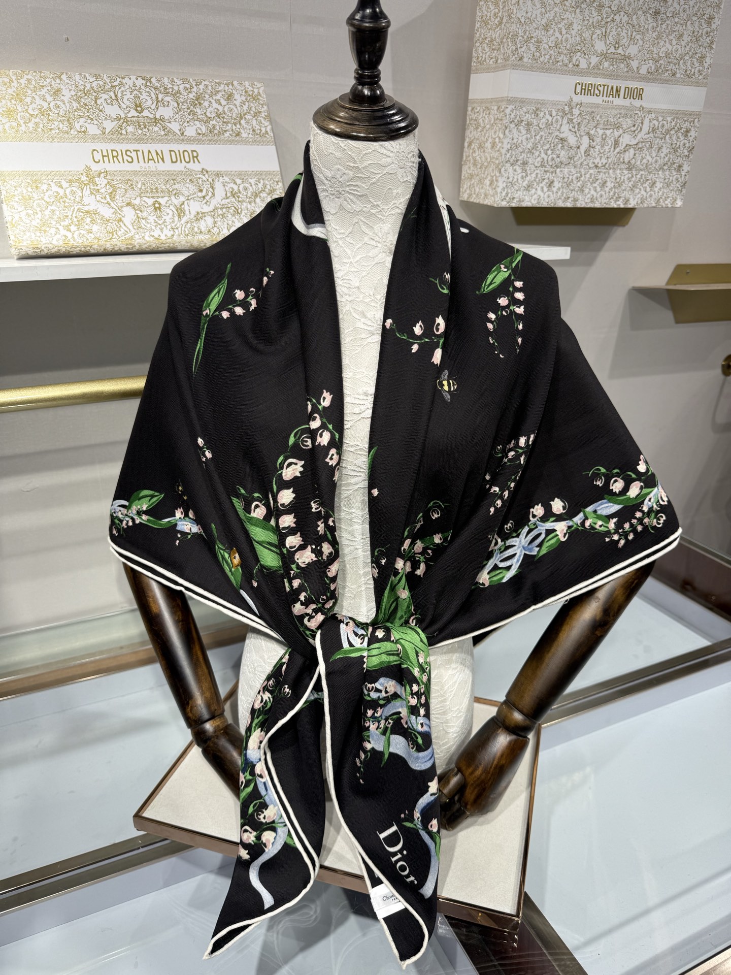 26年秋冬新品这款140丝绒披肩采用了Dior标志性的铃兰（Lily of the Valley）印花，白底绿叶搭配金色