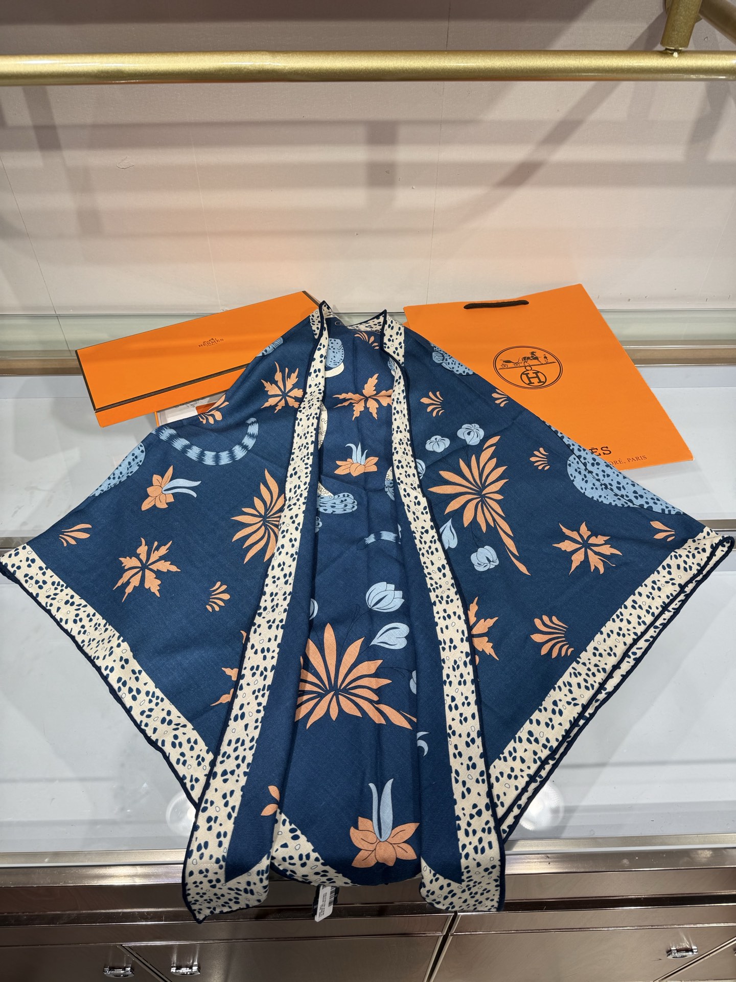 🆕  💟HERMES/2026❤️New三角形尺寸，非常好搭配衣服，手工卷边,70%羊绒+30%真丝材质混纺面料柔软细腻