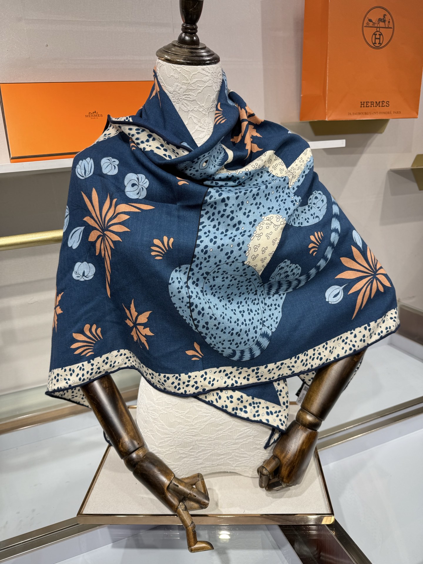 🆕  💟HERMES/2026❤️New三角形尺寸，非常好搭配衣服，手工卷边,70%羊绒+30%真丝材质混纺面料柔软细腻