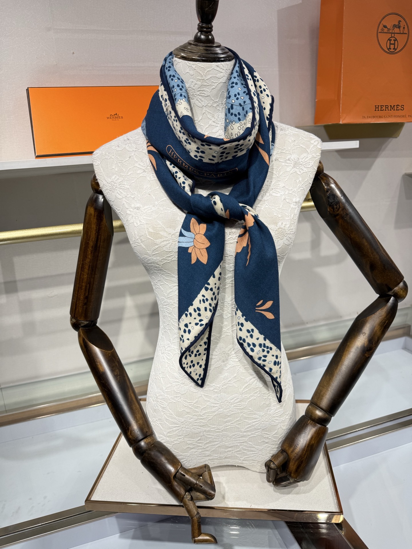 🆕  💟HERMES/2026❤️New三角形尺寸，非常好搭配衣服，手工卷边,70%羊绒+30%真丝材质混纺面料柔软细腻