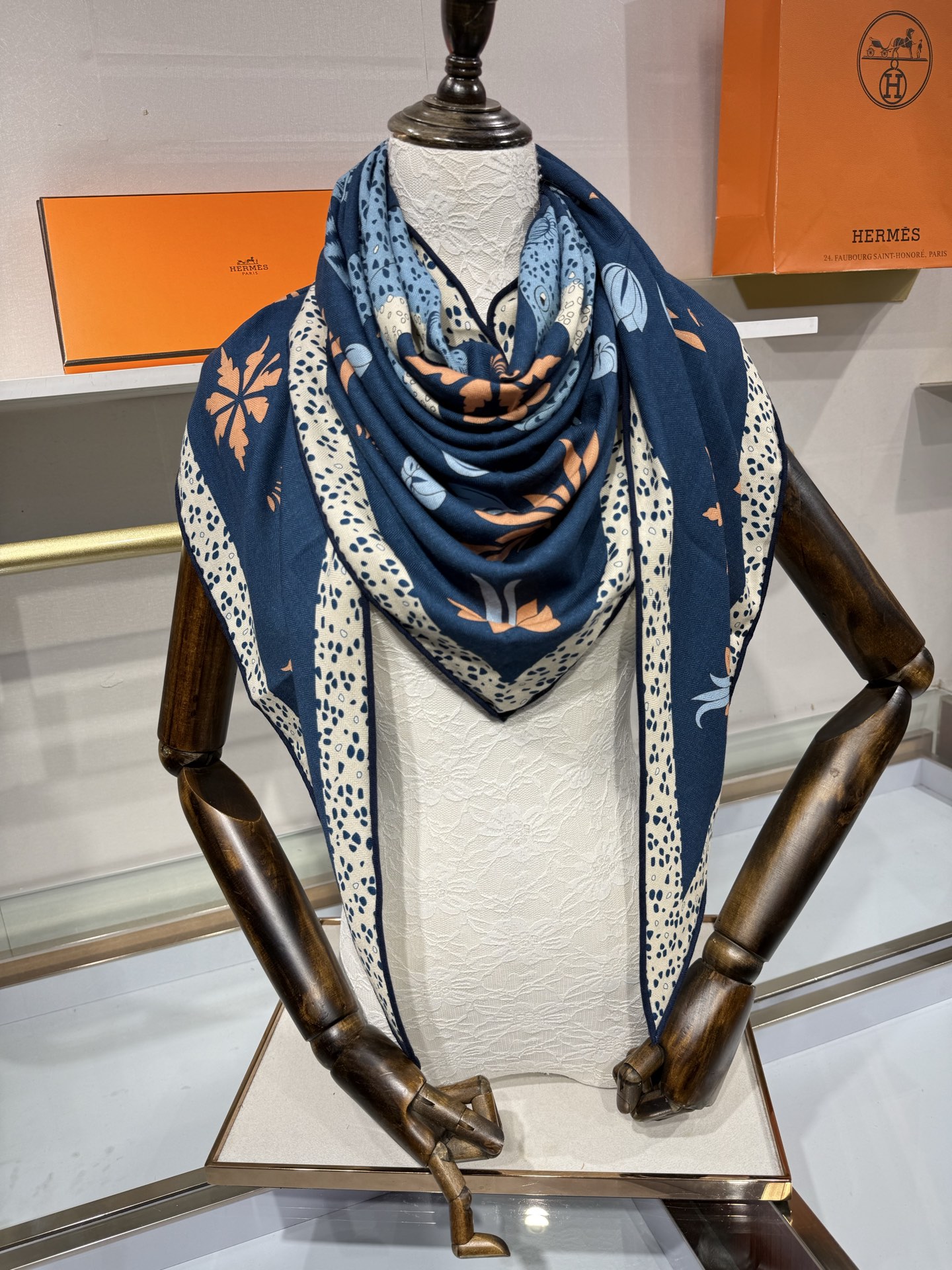 🆕  💟HERMES/2026❤️New三角形尺寸，非常好搭配衣服，手工卷边,70%羊绒+30%真丝材质混纺面料柔软细腻