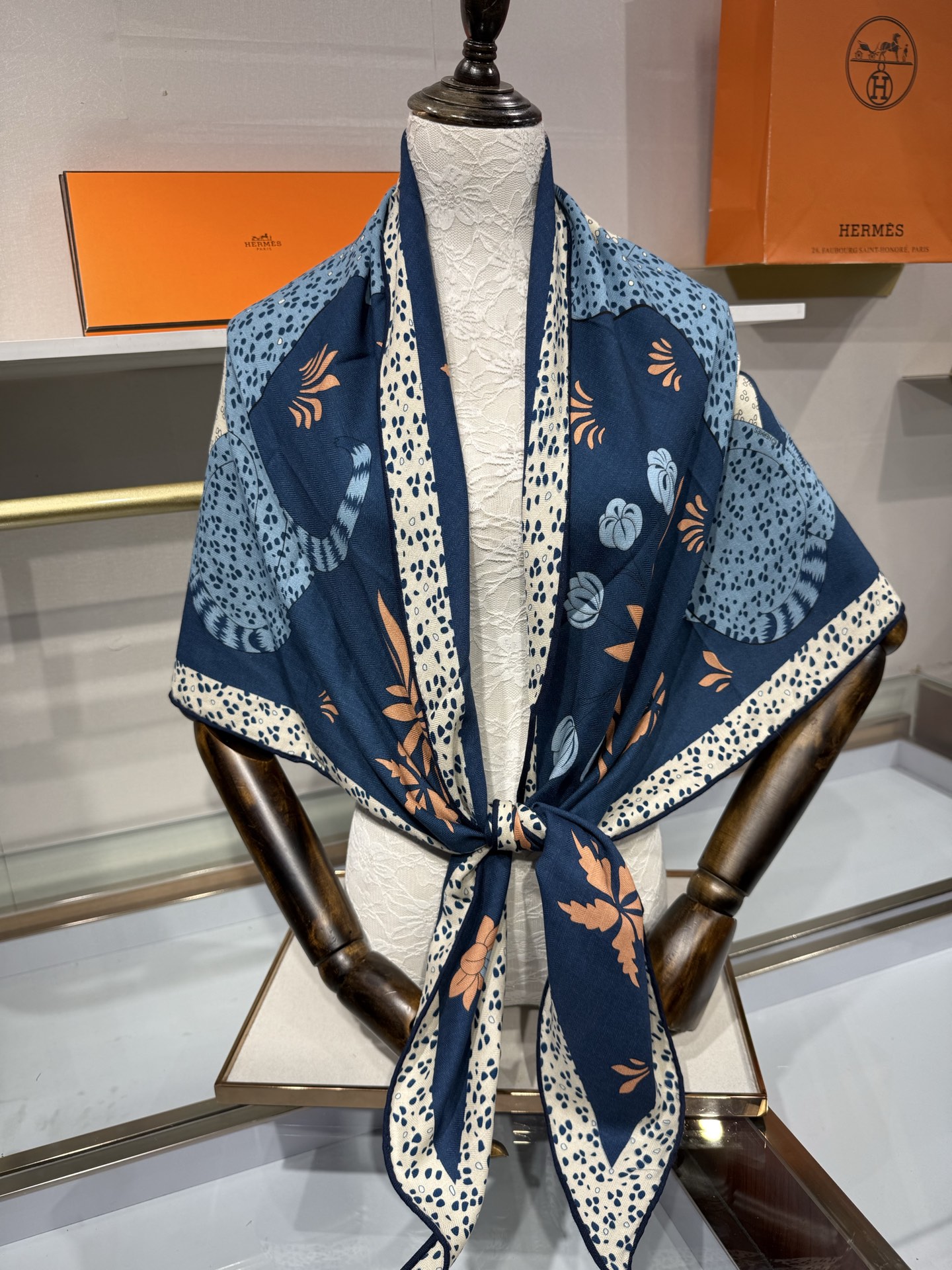 🆕  💟HERMES/2026❤️New三角形尺寸，非常好搭配衣服，手工卷边,70%羊绒+30%真丝材质混纺面料柔软细腻