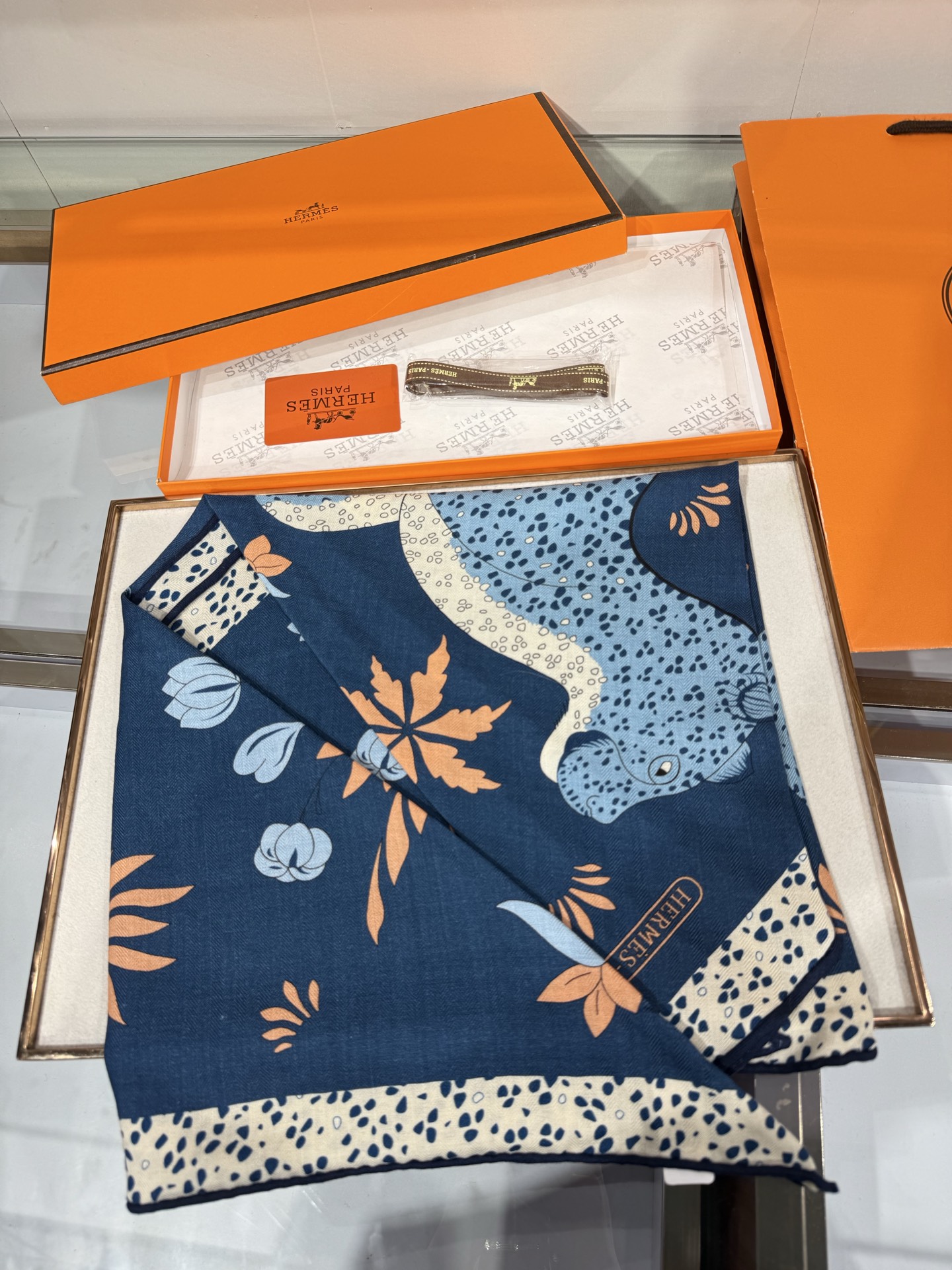 🆕  💟HERMES/2026❤️New三角形尺寸，非常好搭配衣服，手工卷边,70%羊绒+30%真丝材质混纺面料柔软细腻