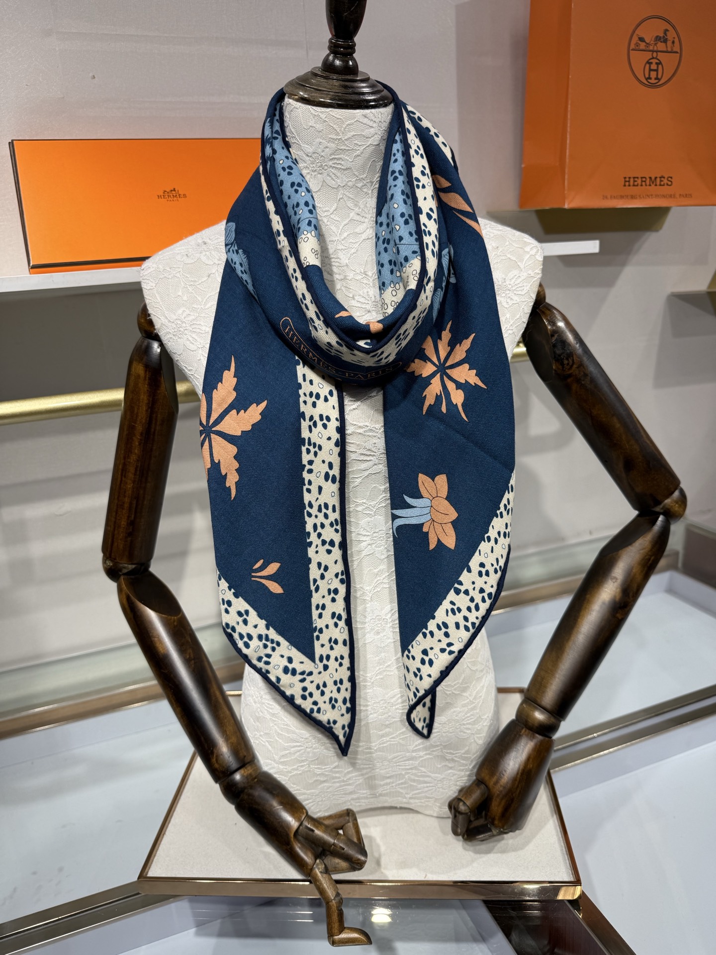 🆕  💟HERMES/2026❤️New三角形尺寸，非常好搭配衣服，手工卷边,70%羊绒+30%真丝材质混纺面料柔软细腻