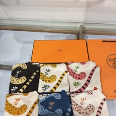 🆕 💟HERMES/2026❤️New三角形尺寸,非常好搭配衣服,手工卷边,70%羊绒+30%真丝材质混纺面料柔软细腻, 🆕 💟HERMES/2026❤️New三角形尺寸,非常好搭配衣服,手工卷边,70%羊绒+30%真丝材质混纺面料柔软细腻,