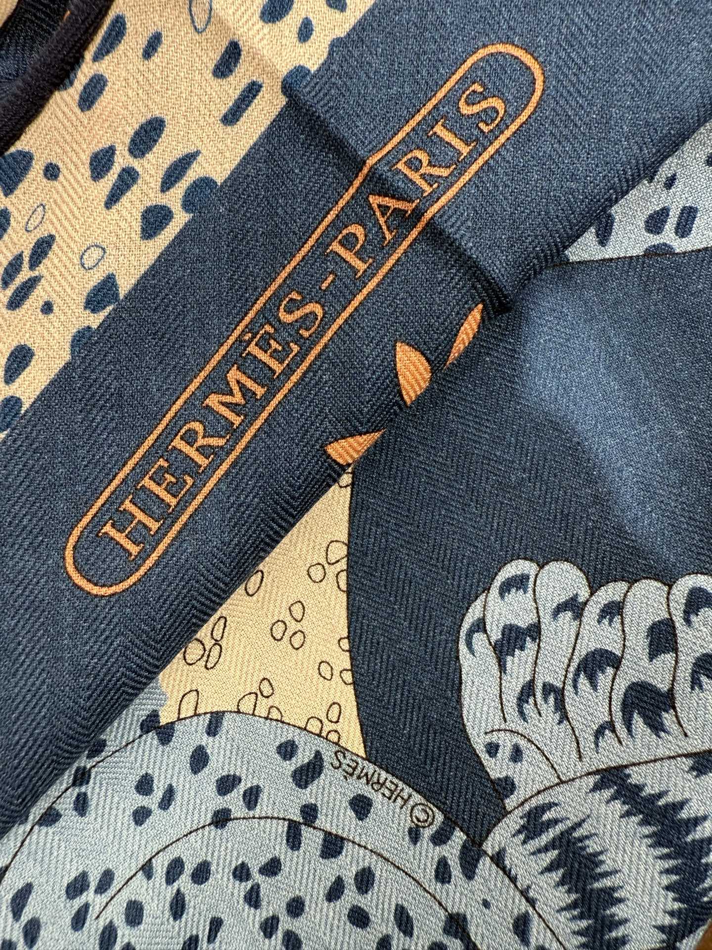 🆕  💟HERMES/2026❤️New三角形尺寸，非常好搭配衣服，手工卷边,70%羊绒+30%真丝材质混纺面料柔软细腻