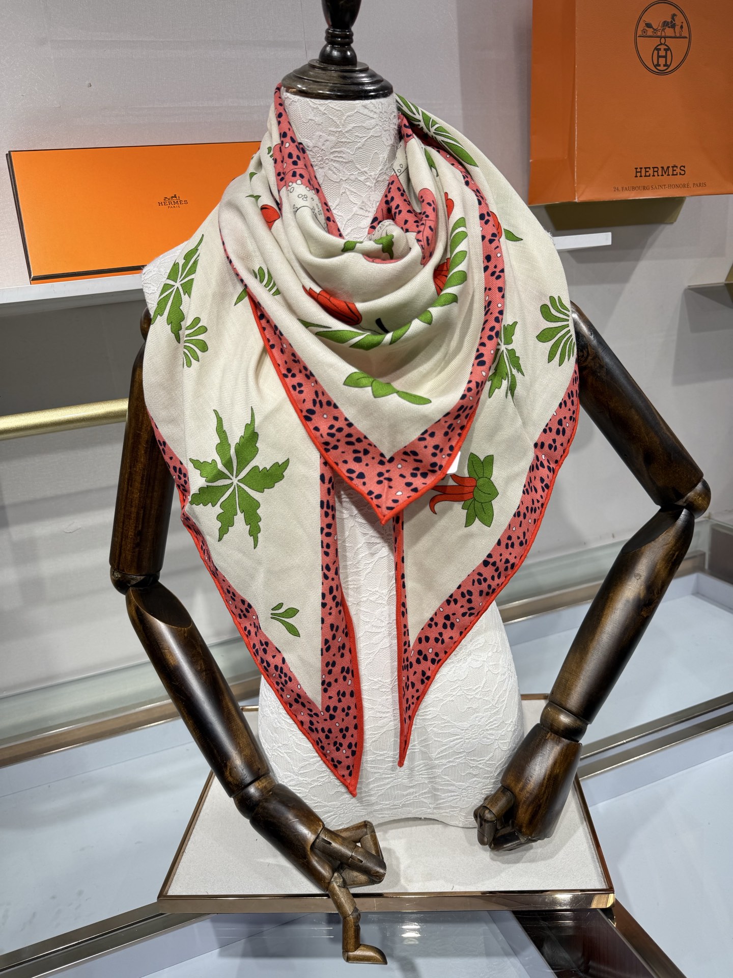 🆕 💟HERMES/2026❤️New三角形尺寸，非常好搭配衣服，手工卷边,70%羊绒+30%真丝材质混纺面料柔软细腻，