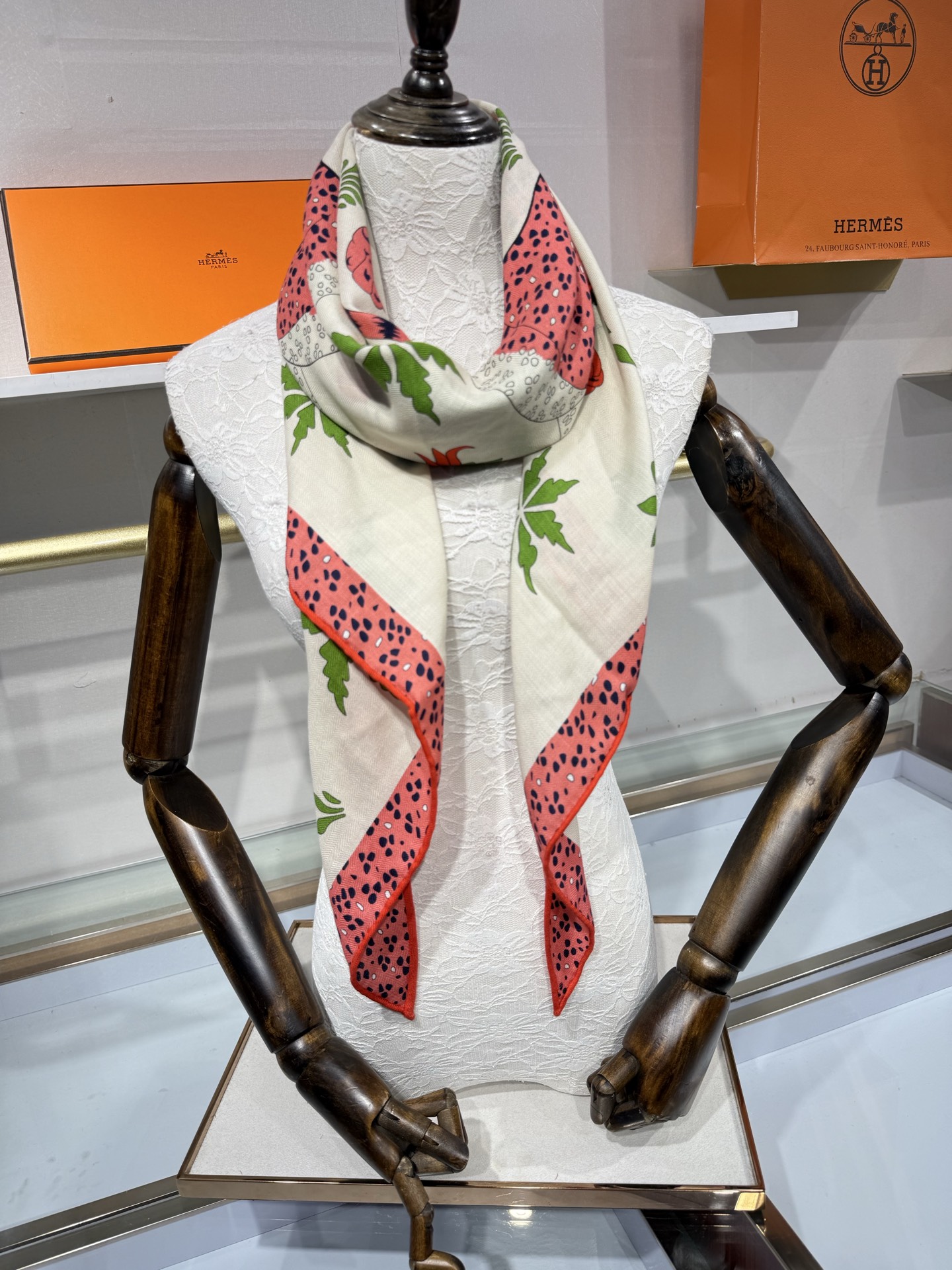 🆕 💟HERMES/2026❤️New三角形尺寸，非常好搭配衣服，手工卷边,70%羊绒+30%真丝材质混纺面料柔软细腻，
