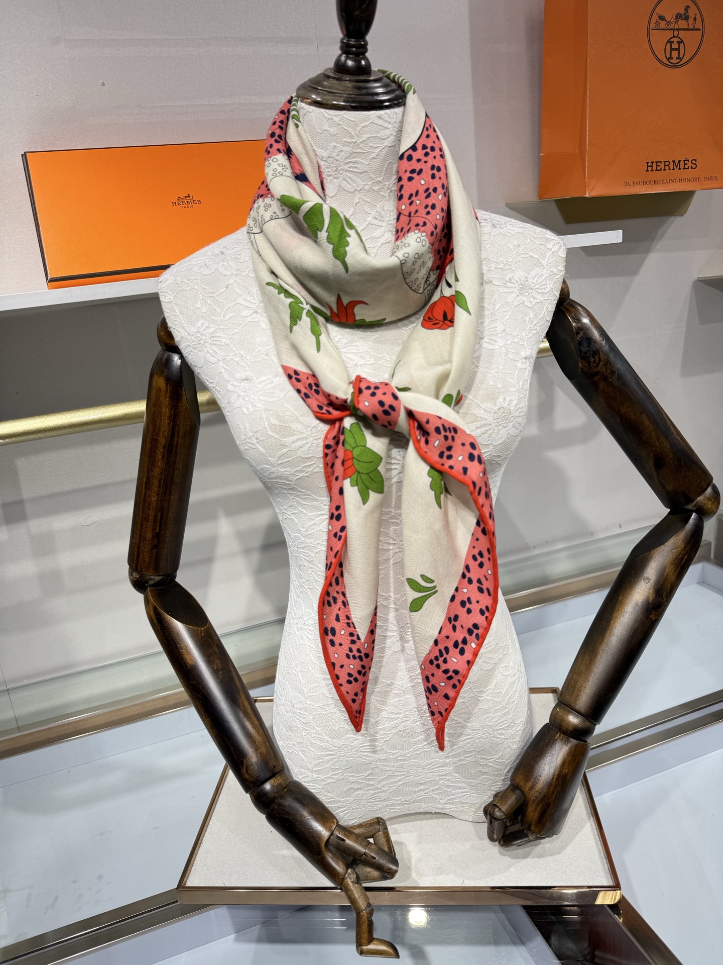 🆕 💟HERMES/2026❤️New三角形尺寸，非常好搭配衣服，手工卷边,70%羊绒+30%真丝材质混纺面料柔软细腻，