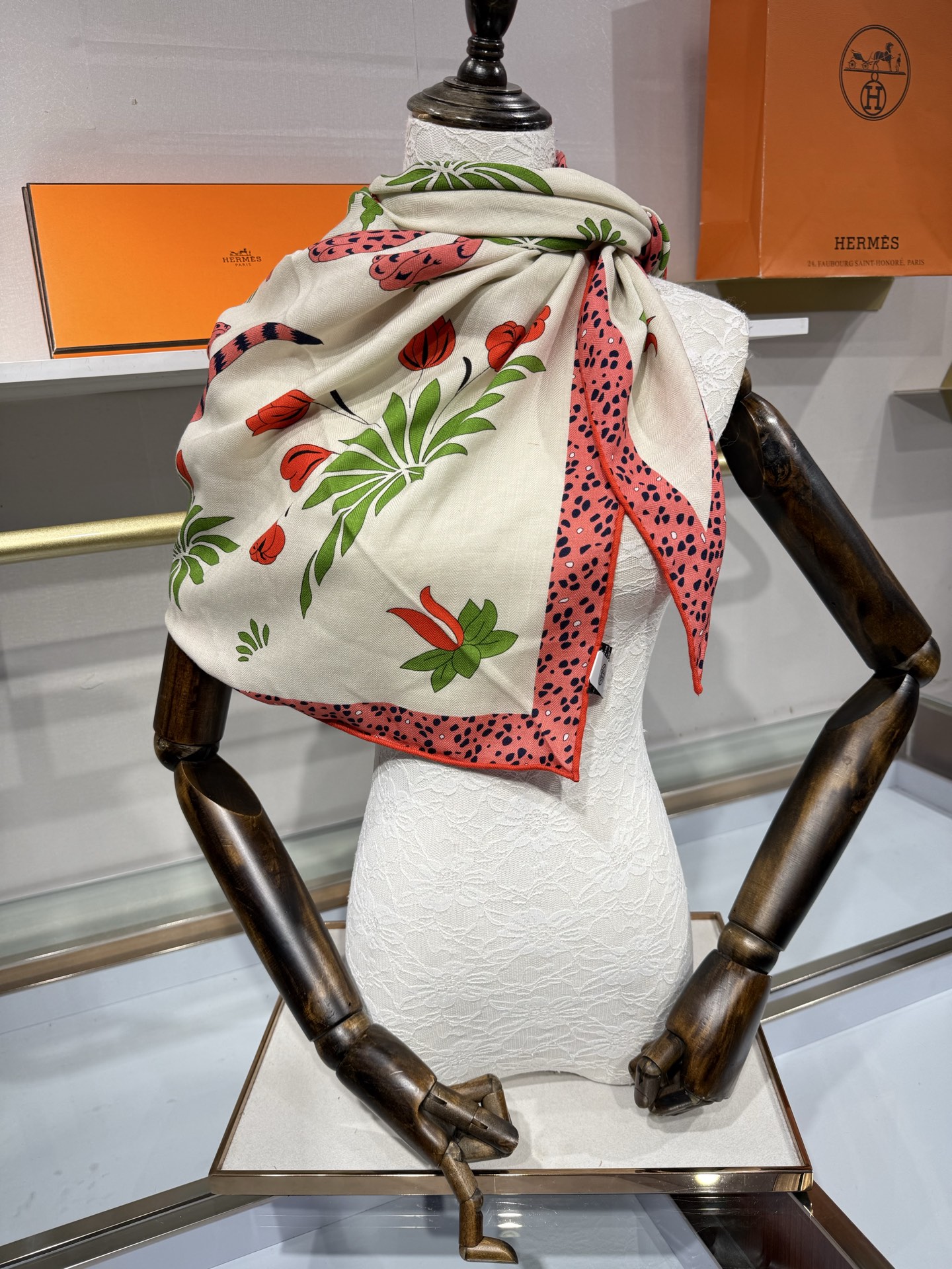 🆕 💟HERMES/2026❤️New三角形尺寸，非常好搭配衣服，手工卷边,70%羊绒+30%真丝材质混纺面料柔软细腻，
