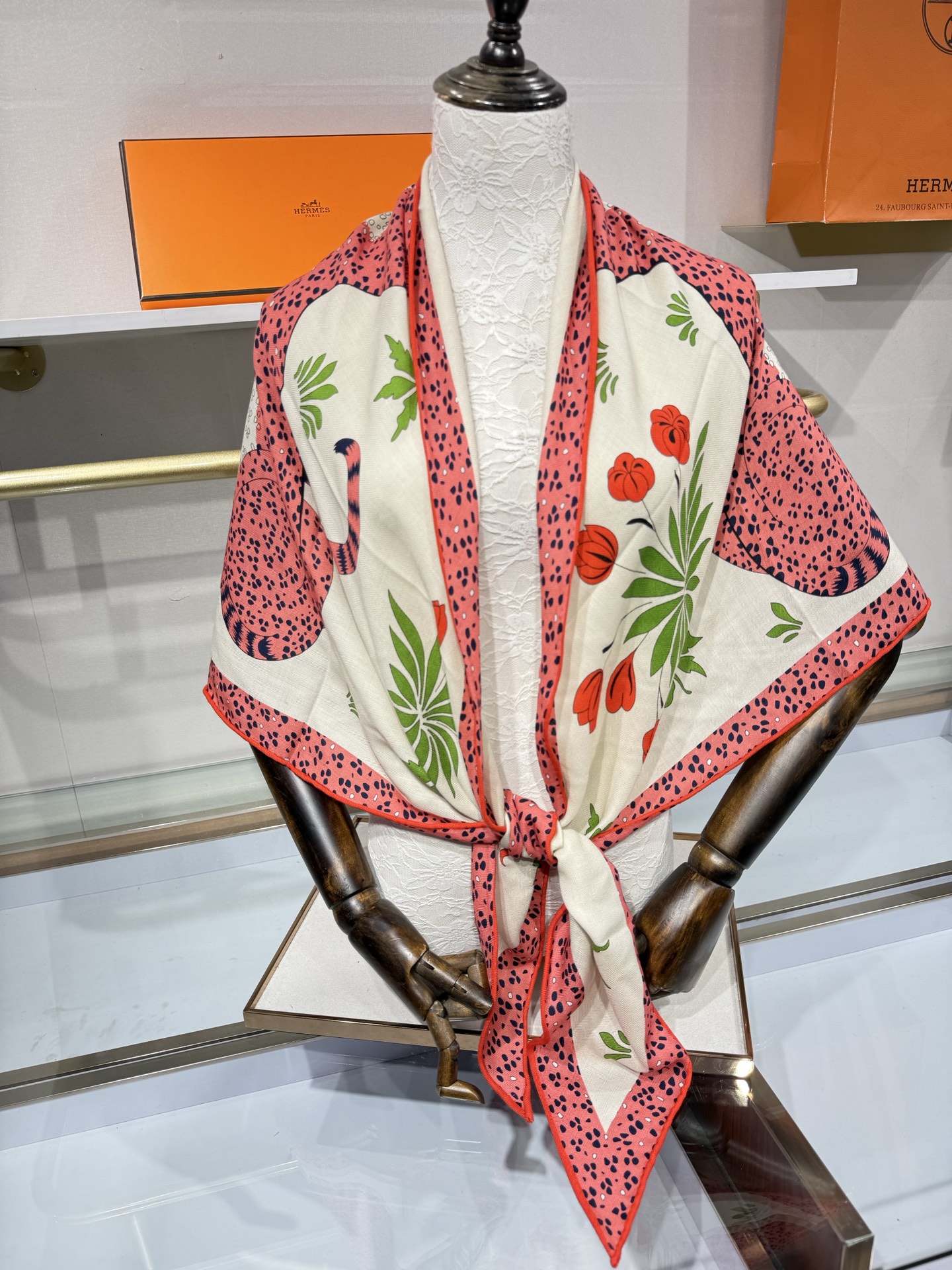 🆕 💟HERMES/2026❤️New三角形尺寸，非常好搭配衣服，手工卷边,70%羊绒+30%真丝材质混纺面料柔软细腻，