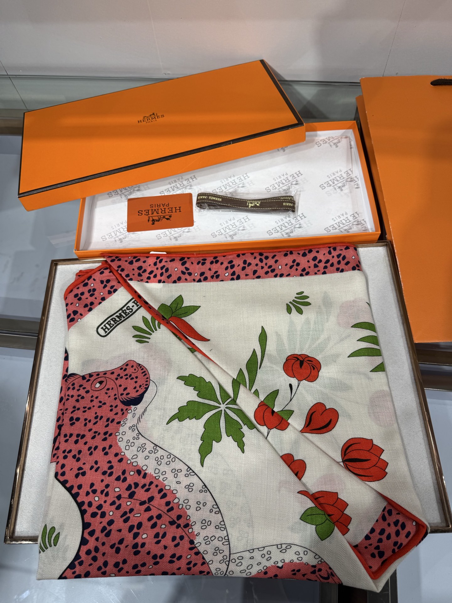 🆕 💟HERMES/2026❤️New三角形尺寸，非常好搭配衣服，手工卷边,70%羊绒+30%真丝材质混纺面料柔软细腻，