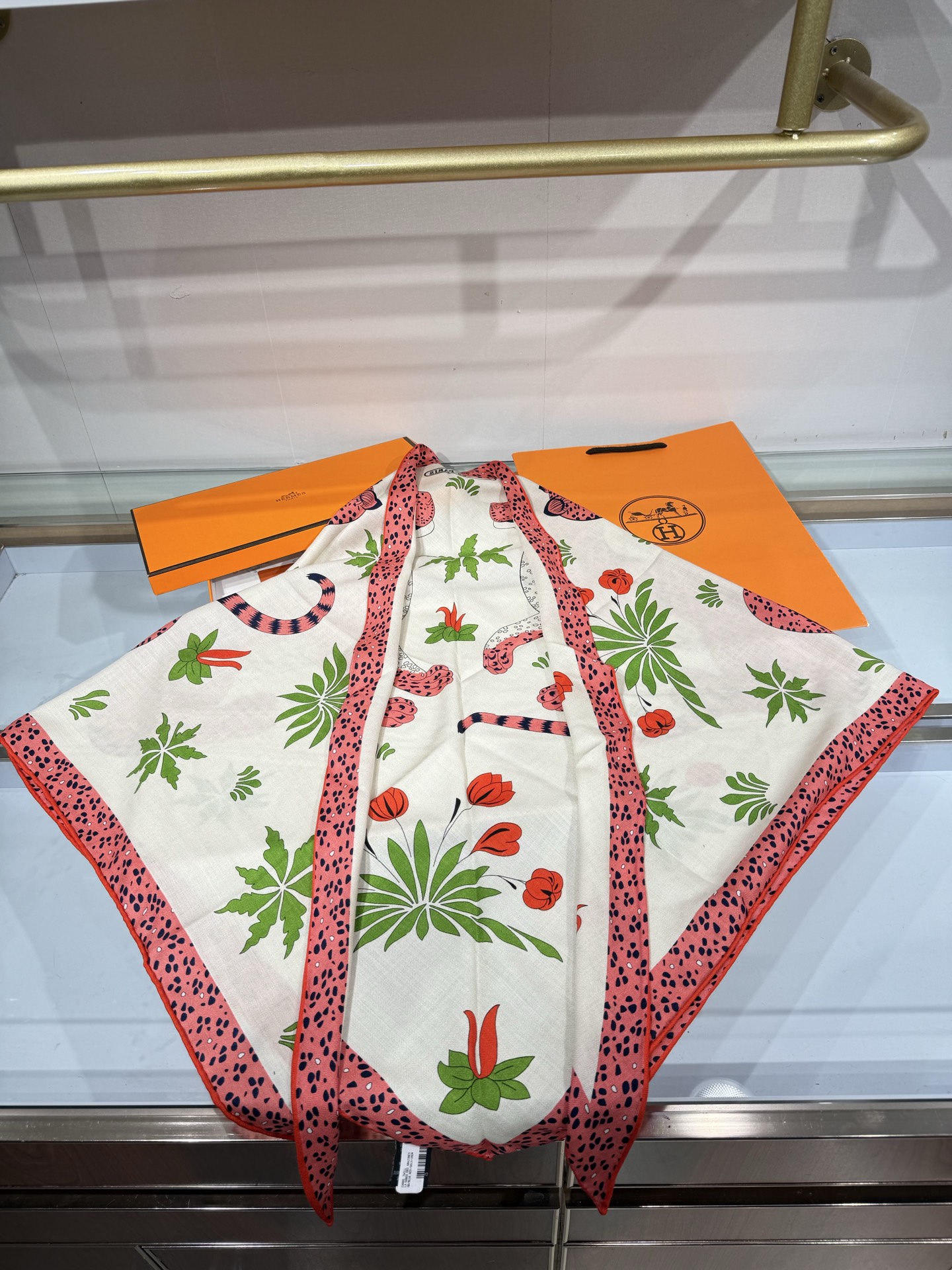 🆕 💟HERMES/2026❤️New三角形尺寸，非常好搭配衣服，手工卷边,70%羊绒+30%真丝材质混纺面料柔软细腻，
