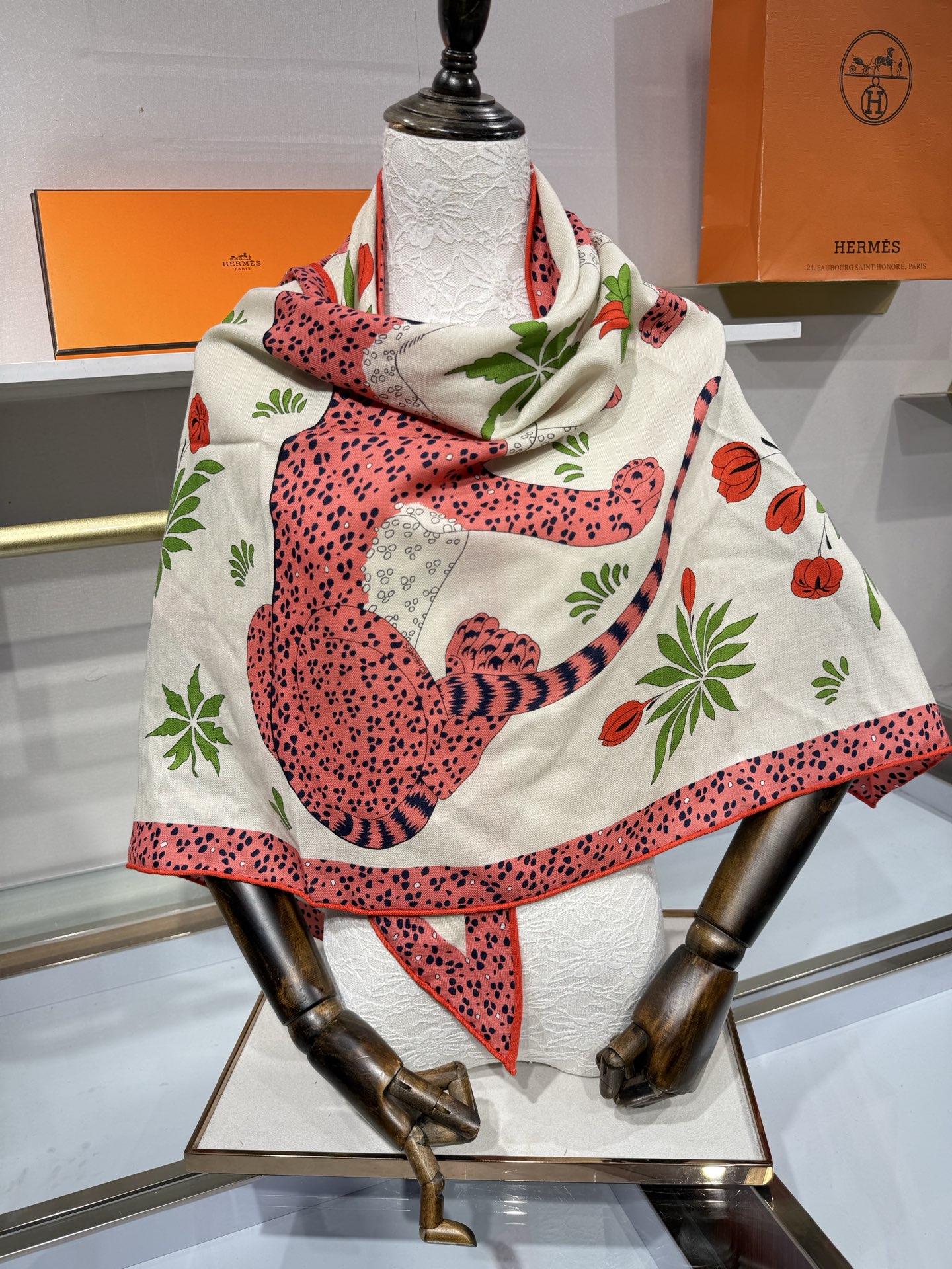 🆕 💟HERMES/2026❤️New三角形尺寸，非常好搭配衣服，手工卷边,70%羊绒+30%真丝材质混纺面料柔软细腻，