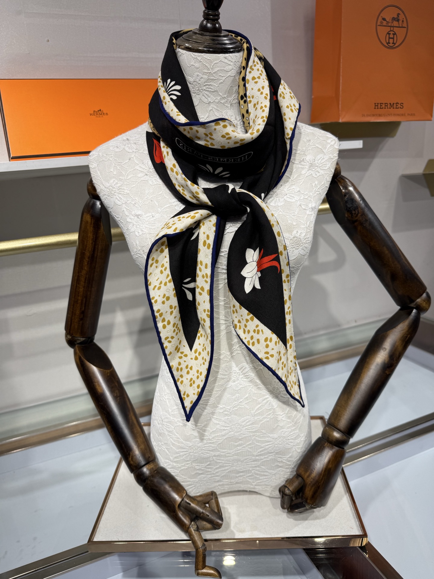 🆕 💟HERMES/2026❤️New三角形尺寸，非常好搭配衣服，手工卷边,70%羊绒+30%真丝材质混纺面料柔软细腻，